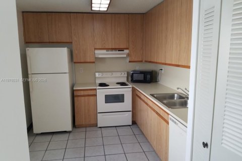 Condo in Miami, Florida, 2 bedrooms  № 2043118 - photo 3