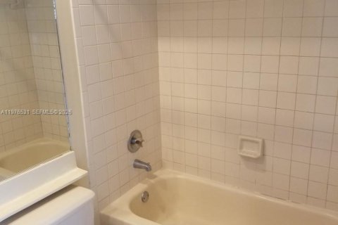 Condo in Miami, Florida, 2 bedrooms  № 2043118 - photo 7