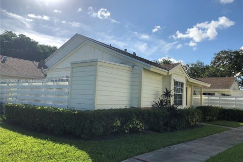 Condo in Miami, Florida, 2 bedrooms  № 2043118 - photo 2