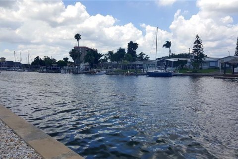 Condo in New Port Richey, Florida, 1 bedroom № 2222164 - photo 16