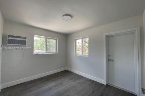 Casa en alquiler en Opa-locka, Florida, 2 dormitorios, 248.23 m2 № 2152899 - foto 8