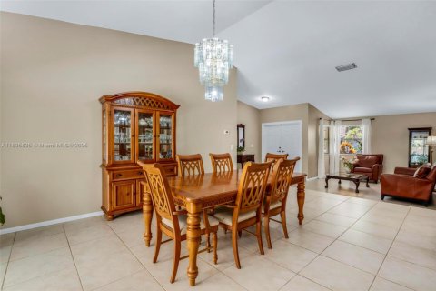 House in Coral Springs, Florida 4 bedrooms, 203.27 sq.m. № 1823501 - photo 10