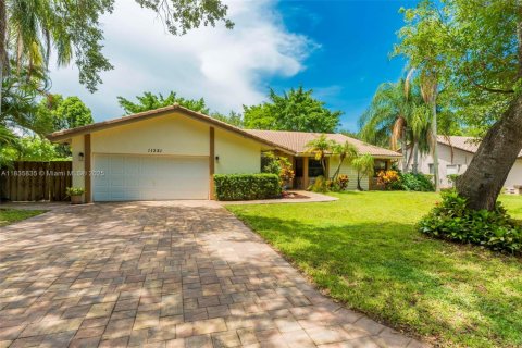 House in Coral Springs, Florida 4 bedrooms, 203.27 sq.m. № 1823501 - photo 1