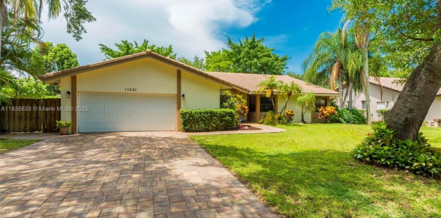 House in Coral Springs, Florida 4 bedrooms, 203.27 sq.m. № 1823501