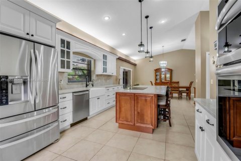 House in Coral Springs, Florida 4 bedrooms, 203.27 sq.m. № 1823501 - photo 16