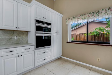 House in Coral Springs, Florida 4 bedrooms, 203.27 sq.m. № 1823501 - photo 15