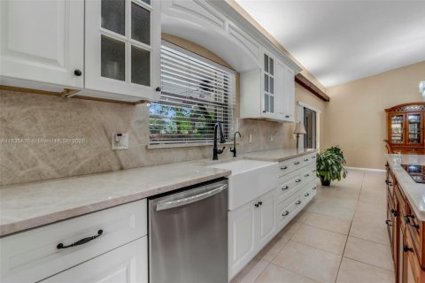 House in Coral Springs, Florida 4 bedrooms, 203.27 sq.m. № 1823501 - photo 17