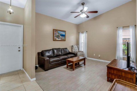 House in Coral Springs, Florida 4 bedrooms, 203.27 sq.m. № 1823501 - photo 20