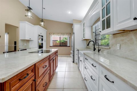 House in Coral Springs, Florida 4 bedrooms, 203.27 sq.m. № 1823501 - photo 13