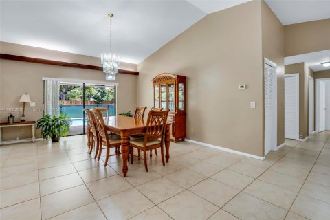 House in Coral Springs, Florida 4 bedrooms, 203.27 sq.m. № 1823501 - photo 6