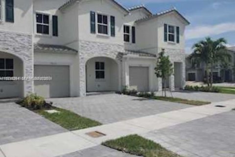 Купить таунхаус в Хомстед, Флорида 3 спальни, 157.47м2, № 1993455 - фото 2