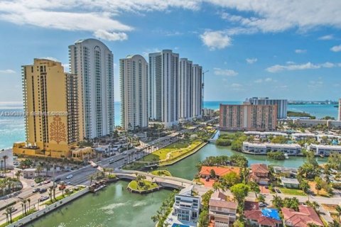 Condominio en alquiler en Sunny Isles Beach, Florida, 2 dormitorios, 163.51 m2 № 2008059 - foto 3