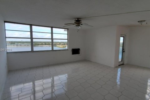 Купить кондоминиум в Майами, Флорида 2 спальни, 105.91м2, № 1958363 - фото 7