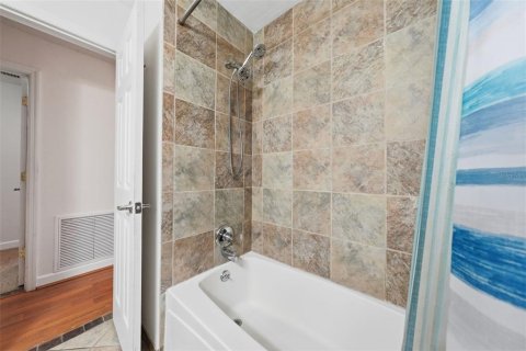 House in Mount Dora, Florida 3 bedrooms, 153.47 sq.m. № 2259540 - photo 23