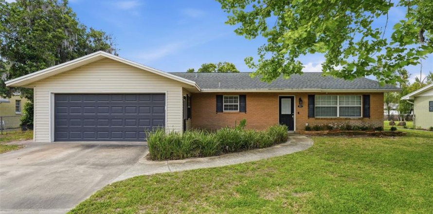 House in Mount Dora, Florida 3 bedrooms, 153.47 sq.m. № 2259540