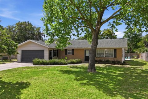 House in Mount Dora, Florida 3 bedrooms, 153.47 sq.m. № 2259540 - photo 2