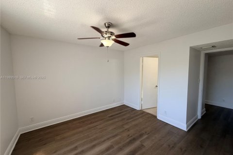 Copropriété à louer à Tamarac, Floride: 2 chambres, 95.69 m2 № 2051575 - photo 3