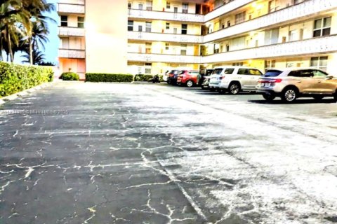 Condominio en venta en Hallandale Beach, Florida, 1 dormitorio, 81.57 m2 № 1956427 - foto 25