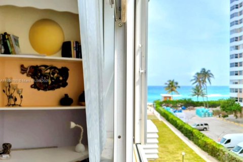 Condominio en venta en Hallandale Beach, Florida, 1 dormitorio, 81.57 m2 № 1956427 - foto 1