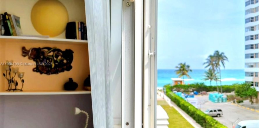 Condominio en Hallandale Beach, Florida, 1 dormitorio  № 1956427
