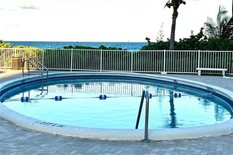 Condominio en venta en Hallandale Beach, Florida, 1 dormitorio, 81.57 m2 № 1956427 - foto 22