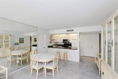 Condo in Daytona Beach, Florida, 2 bedrooms  № 1831376 - photo 24
