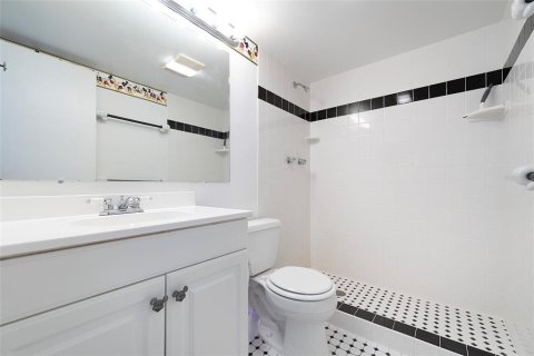 Condo in Daytona Beach, Florida, 2 bedrooms  № 1831376 - photo 21
