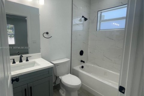 House in Riviera Beach, Florida 3 bedrooms, 151.34 sq.m. № 1995291 - photo 19