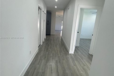 House in Riviera Beach, Florida 3 bedrooms, 151.34 sq.m. № 1995291 - photo 5