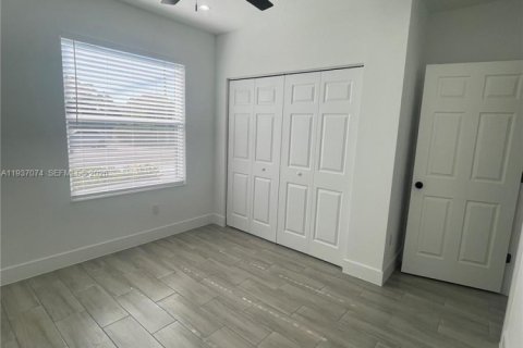 House in Riviera Beach, Florida 3 bedrooms, 151.34 sq.m. № 1995291 - photo 7