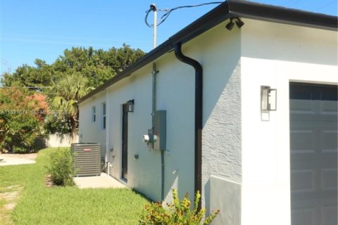 House in Riviera Beach, Florida 3 bedrooms, 151.34 sq.m. № 1995291 - photo 22