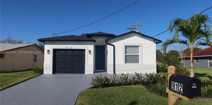 House in Riviera Beach, Florida 3 bedrooms, 151.34 sq.m. № 1995291