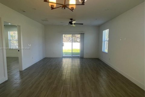 House in Riviera Beach, Florida 3 bedrooms, 151.34 sq.m. № 1995291 - photo 16