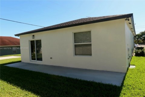 House in Riviera Beach, Florida 3 bedrooms, 151.34 sq.m. № 1995291 - photo 23