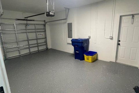 House in Riviera Beach, Florida 3 bedrooms, 151.34 sq.m. № 1995291 - photo 21