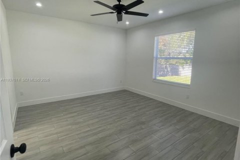 House in Riviera Beach, Florida 3 bedrooms, 151.34 sq.m. № 1995291 - photo 18