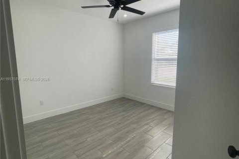 House in Riviera Beach, Florida 3 bedrooms, 151.34 sq.m. № 1995291 - photo 6