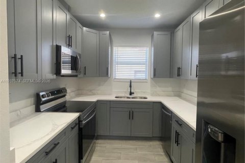 House in Riviera Beach, Florida 3 bedrooms, 151.34 sq.m. № 1995291 - photo 14