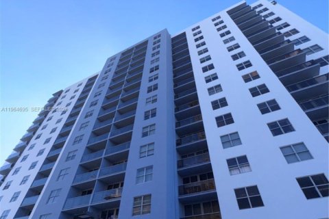 Estudio en el Condominio en Miami Beach, Florida  № 2031768