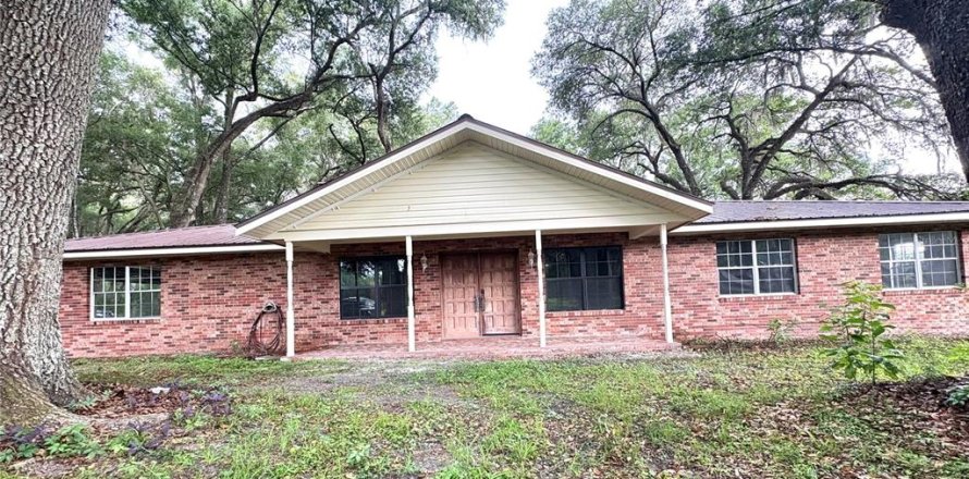 House in Gainesville, Florida 3 bedrooms, 169.45 sq.m. № 2120218