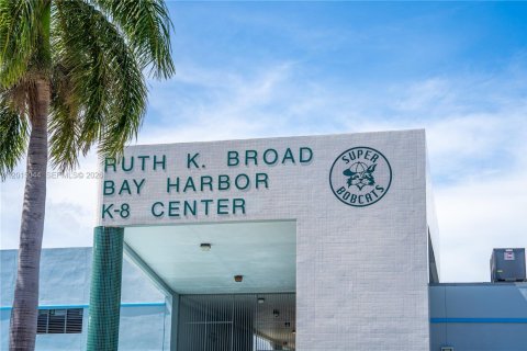 Copropriété à vendre à Bay Harbor Islands, Floride: 2 chambres, 86.4 m2 № 2083906 - photo 23