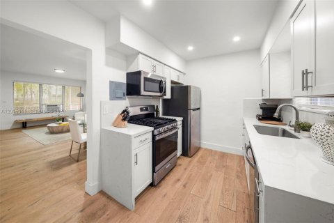 Copropriété à vendre à Bay Harbor Islands, Floride: 2 chambres, 86.4 m2 № 2083906 - photo 6