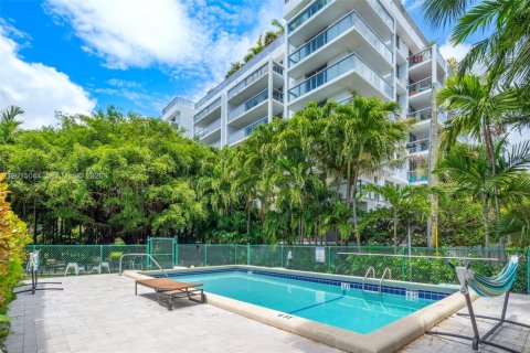 Copropriété à vendre à Bay Harbor Islands, Floride: 2 chambres, 86.4 m2 № 2083906 - photo 16