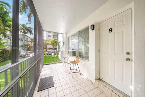 Copropriété à vendre à Bay Harbor Islands, Floride: 2 chambres, 86.4 m2 № 2083906 - photo 14