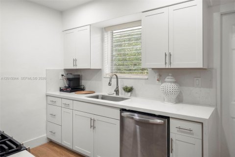 Copropriété à vendre à Bay Harbor Islands, Floride: 2 chambres, 86.4 m2 № 2083906 - photo 8
