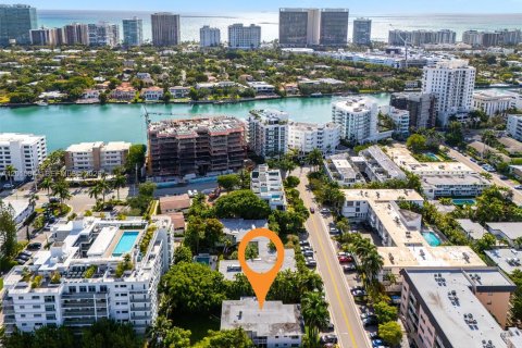 Copropriété à vendre à Bay Harbor Islands, Floride: 2 chambres, 86.4 m2 № 2083906 - photo 2