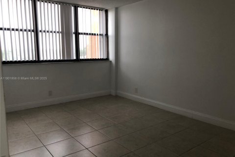 Condo in North Miami, Florida, 1 bedroom  № 1951832 - photo 4