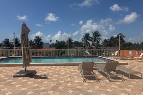 Condo in North Miami, Florida, 1 bedroom  № 1951832 - photo 9