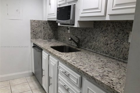 Condo in North Miami, Florida, 1 bedroom  № 1951832 - photo 3