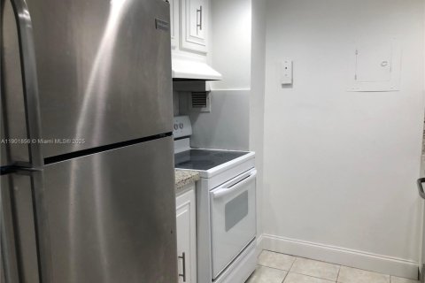 Condo in North Miami, Florida, 1 bedroom  № 1951832 - photo 2